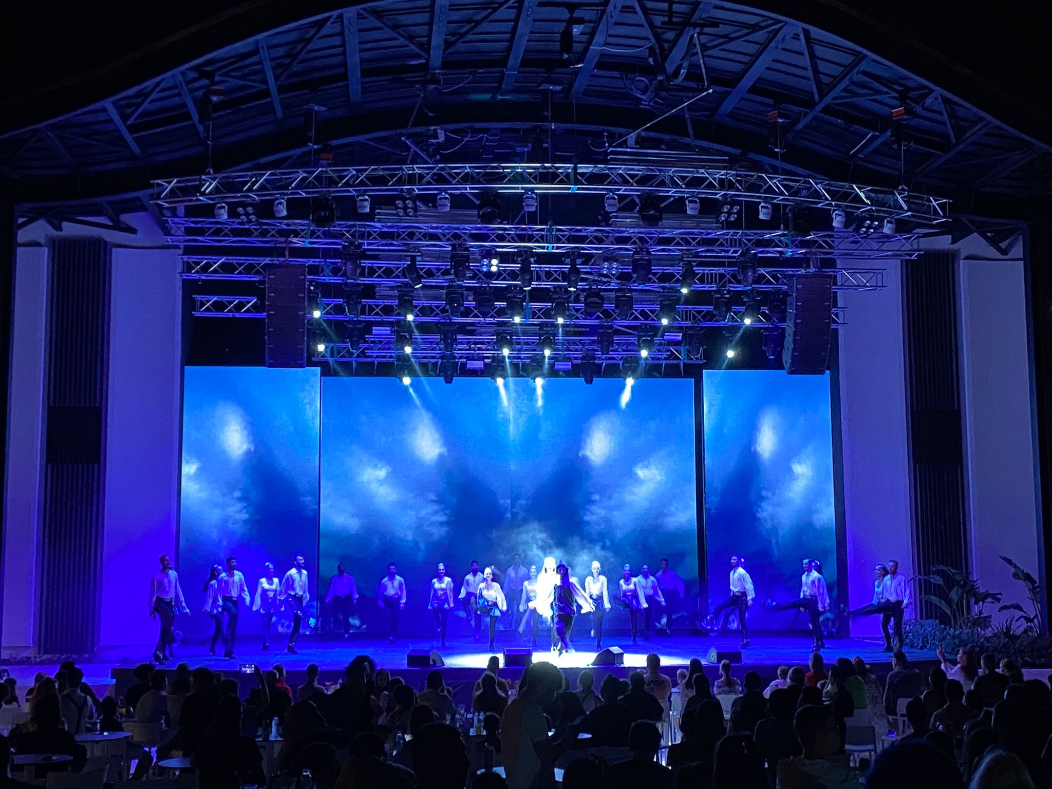 Restoranlar, disco barlar, plajlar